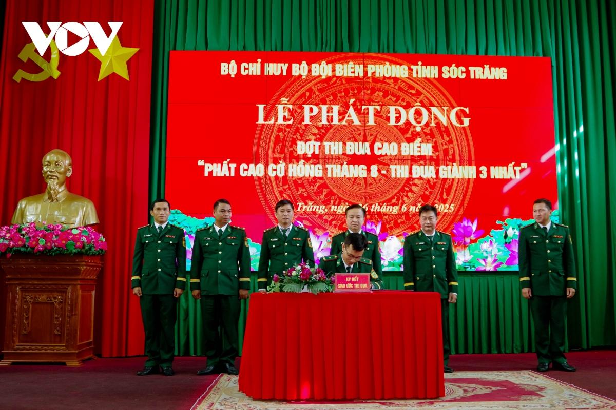 “Phất cao cờ hồng tháng Tám – thi đua giành 3 nhất"